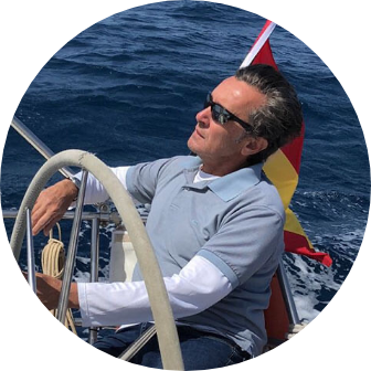 Foto de Ricmaldo navegando en su barco